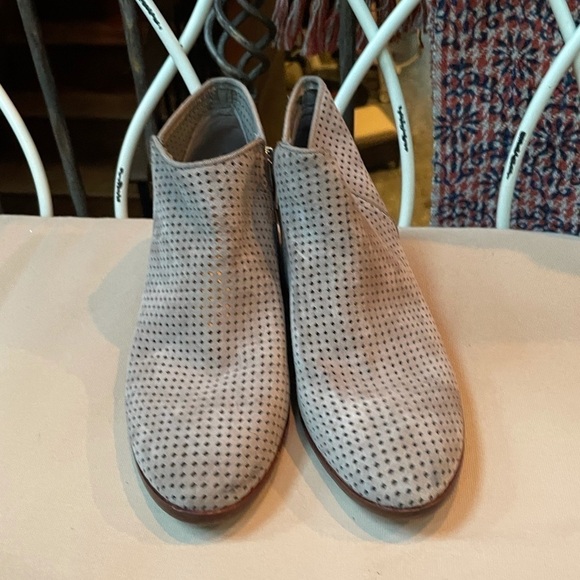 Sam Edelman Perforated‎ Bootie Taupe Size 7.5 - Picture 3 of 7